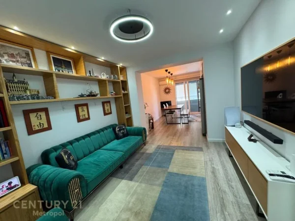Tirane, jepet me qera apartament 2+1+Aneks+Ballkon Kati 3, 90 m² 1.100 € 