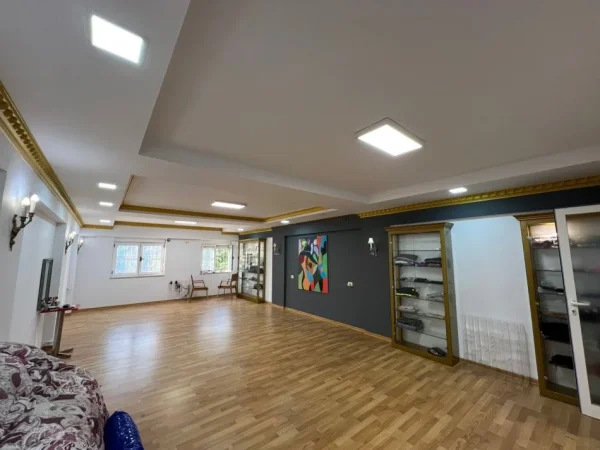 Tirane, jepet me qera ambjent biznesi Kati 0, 122 m² 1.555 € (Piaca - Qender)