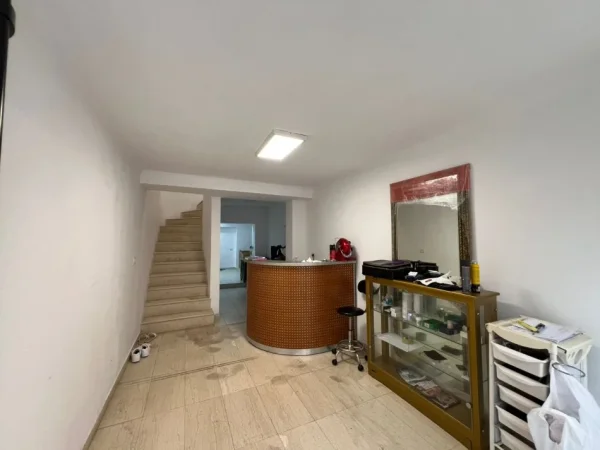 Tirane, jepet me qera ambjent biznesi Kati 0, 122 m² 1.555 € (Piaca - Qender)