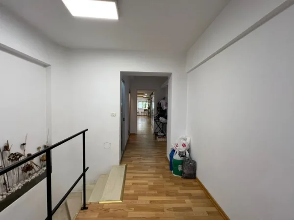 Tirane, jepet me qera ambjent biznesi Kati 0, 122 m² 1.555 € (Piaca - Qender)