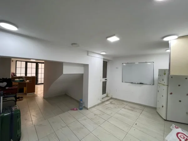 Tirane, jepet me qera ambjent biznesi Kati 0, 122 m² 1.555 € (Piaca - Qender)