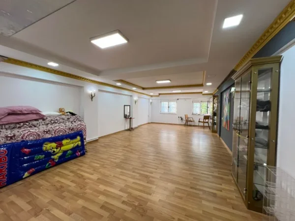 Tirane, jepet me qera ambjent biznesi Kati 0, 122 m² 1.555 € (Piaca - Qender)