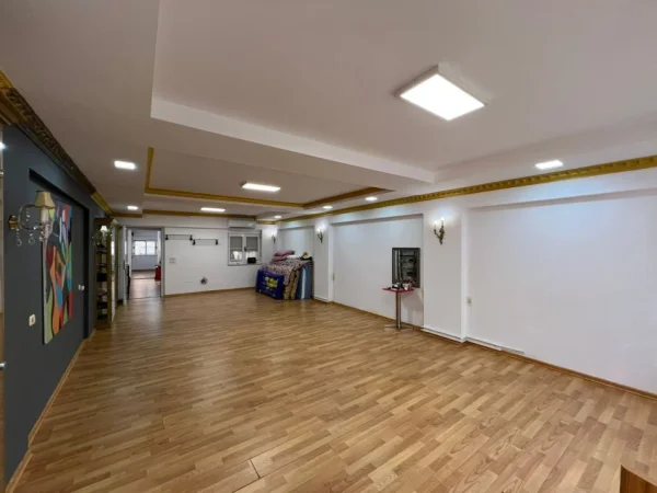 Tirane, jepet me qera ambjent biznesi Kati 0, 122 m² 1.555 € (Piaca - Qender)