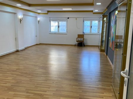 Tirane, jepet me qera ambjent biznesi Kati 0, 122 m² 1.500 € (Qender)