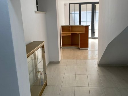 Tirane, jepet me qera ambjent biznesi Kati 0, 122 m² 1.500 € (Qender)