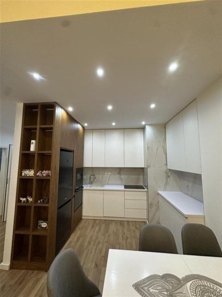 Tirane, jepet me qera apartament 2+1 Kati 4, 80 m² 550 € (Kompleksi Mangalem)
