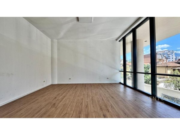 Tirane, jepet me qera zyre Kati 1, 44 m² 1.550 € 