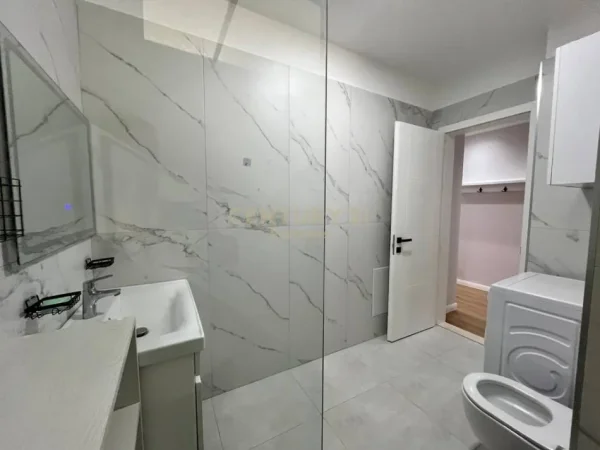 Tirane, jap me qera ambjent biznesi Kati 2, 110 m² (Globe)