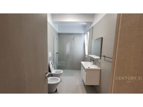 Tirane, jepet me qera apartament 2+1 Kati 4, 96 m² 700 € 