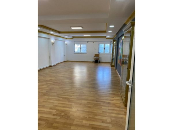Tirane, jepet me qera ambjent biznesi Kati 0, 122 m² 1.500 € (Mbrapa Muzeut Kombetar)