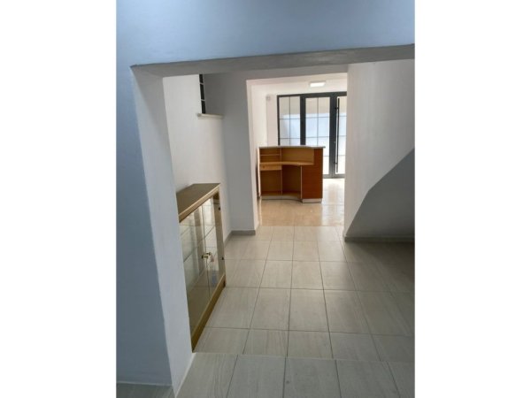 Tirane, jepet me qera ambjent biznesi Kati 0, 122 m² 1.500 € (Mbrapa Muzeut Kombetar)