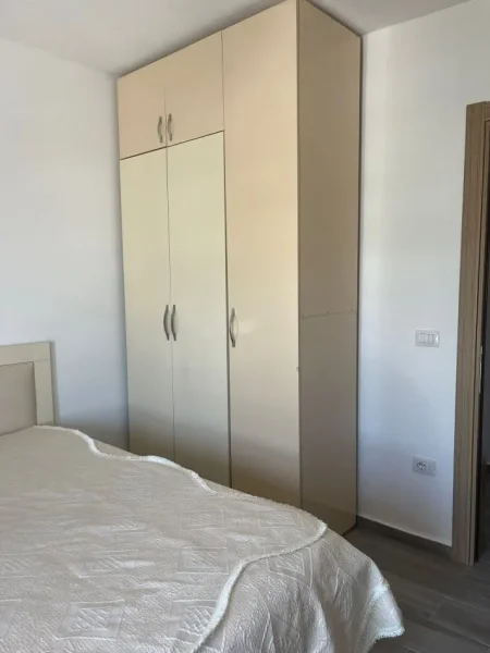 Tirane, jepet me qera apartament 3+1+Ballkon , 115 m² 750 € (rruga 5 maji)