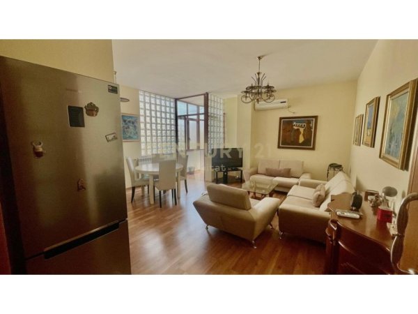 Tirane, jepet me qera apartament 1+1 Kati 3, 80 m² 650 € 