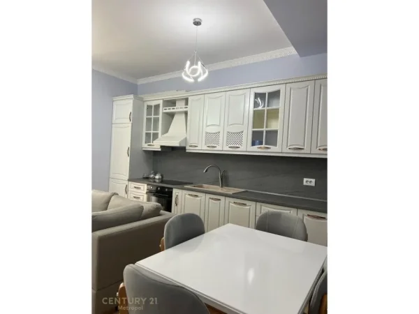 Tirane, jepet me qera apartament 2+1+Aneks+Ballkon Kati 4, 100 m² 750 € 
