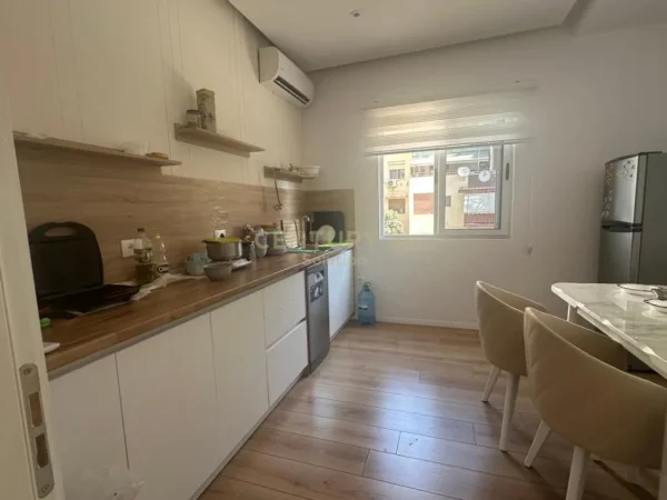 Tirane, jepet me qera Vile 2 Katshe Kati 2, 200 m² 2.500 € (Kompleksi Dinamo)