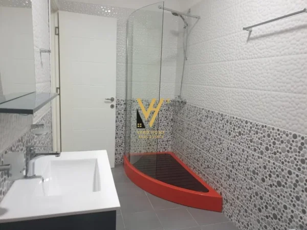 Tirane, jepet me qera apartament 3+1+Ballkon Kati 2, 211 m² 1.000 € (LIQENI I THATE)