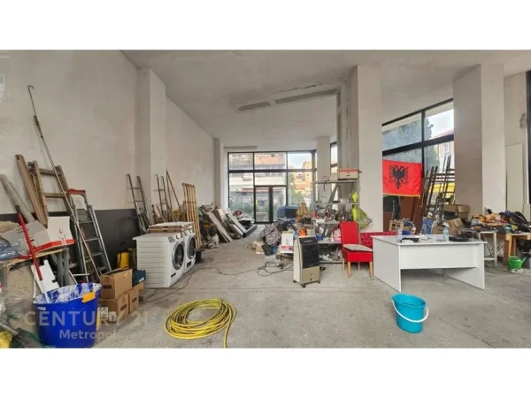Tirane, shes ambjent biznesi Kati 0, 300 m² 9.300.000 € (Rruga e Bogdaneve)
