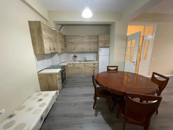 Tirane, jepet me qera apartament 2+1 Kati 1, 116 m² 700 € 