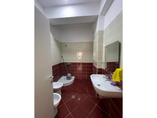 Tirane, jepet me qera apartament 2+1 Kati 1, 116 m² 700 € 