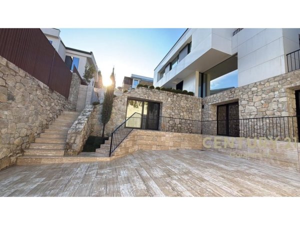 Tirane, shes Vile 3 Katshe Kati 3, 400 m² 1.350.000 € (PRANË NATYRËS SË QETË)