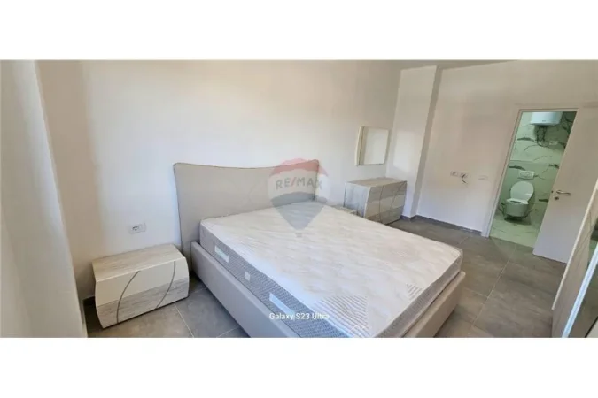 Tirane, shitet apartament 2+1+Ballkon , 105 m² 