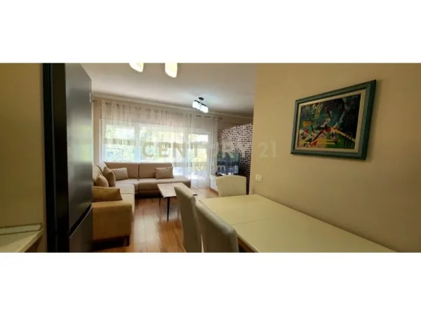 Tirane, jepet me qera apartament duplex Dublex Kati 1, 108 m²
