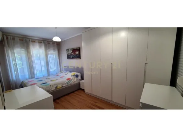Tirane, jepet me qera apartament duplex Dublex Kati 1, 108 m²