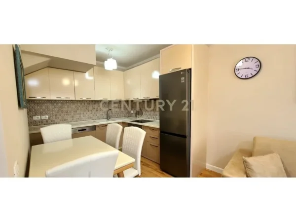 Tirane, jepet me qera apartament duplex Dublex Kati 1, 108 m²