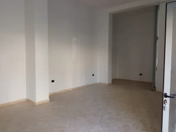 Tirane, shitet dyqan Kati 0, 50 m² 40.000 € 