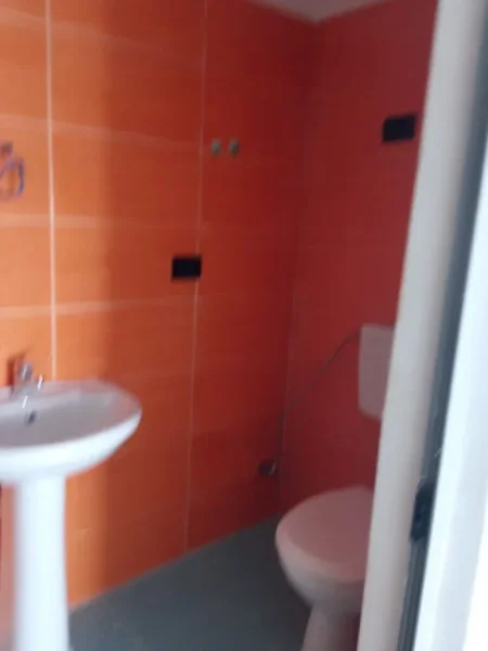 Tirane, shitet dyqan Kati 0, 50 m² 40.000 € 