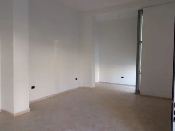 Tirane, shitet dyqan Kati 0, 50 m² 40.000 € 