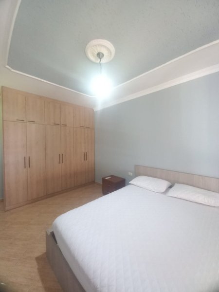 Tirane, jepet me qera apartament 2+1+Aneks+Ballkon Kati 4, 105 m² 700 € (qender)