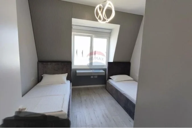 Tirane, shitet apartament 2+1+Ballkon , 140 m² 