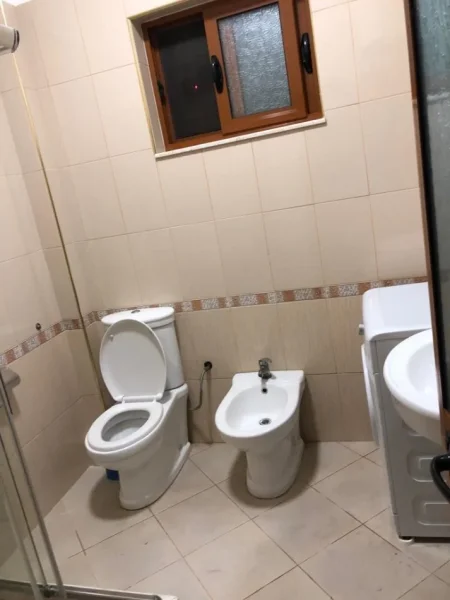 Tirane, jepet me qera shtepi 2+1+Ballkon Kati 3, 80 m² 500 € (vilat amerikane)