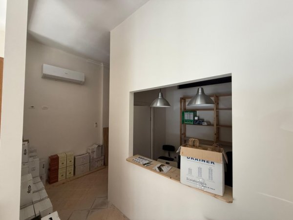 Tirane, jepet me qera ambjent biznesi Kati 0, 103 m² 500 € (Laprake)