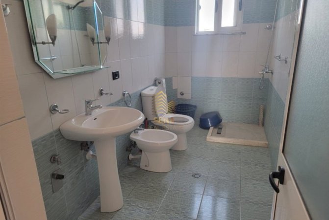 Tirane, jepet me qera apartament 1+1+Ballkon Kati 4, 75 m² 350 € (Rruga 5 Maji, pas Concordit)