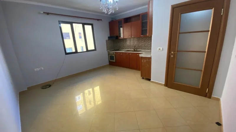 Tirane, jepet me qera apartament 1+1+Ballkon Kati 4, 70 m² 370 € (tv klan)