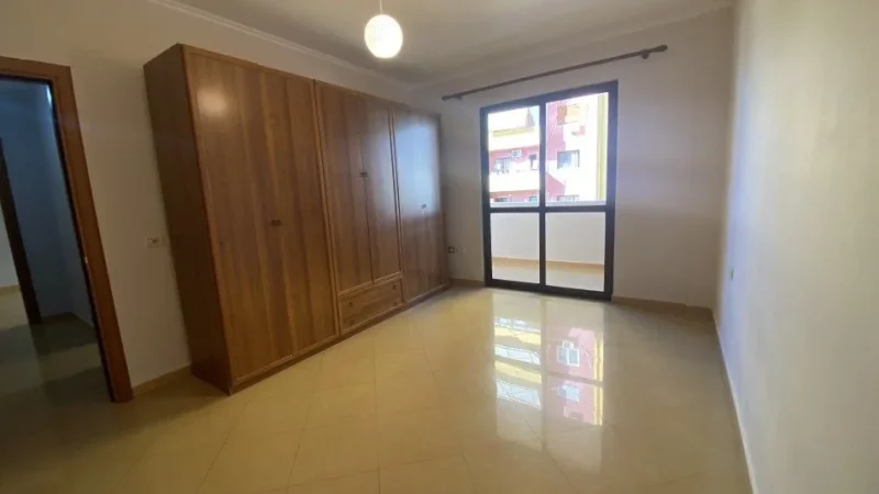 Tirane, jepet me qera apartament 1+1+Ballkon Kati 4, 70 m² 370 € (tv klan)