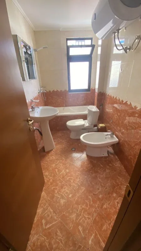 Tirane, jepet me qera apartament 1+1+Ballkon Kati 4, 70 m² 370 € (tv klan)