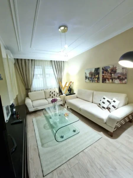 Tirane, jepet me qera apartament 1+1+Ballkon Kati 2, 75 m² 800 € (BLLOK)