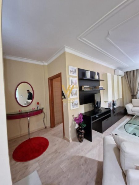Tirane, jepet me qera apartament 1+1+Ballkon Kati 2, 75 m² 800 € (BLLOK)