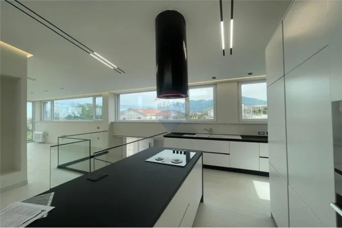 Tirane, jepet me qera Vile 4+1+Ballkon , 680 m² 5.000 € 