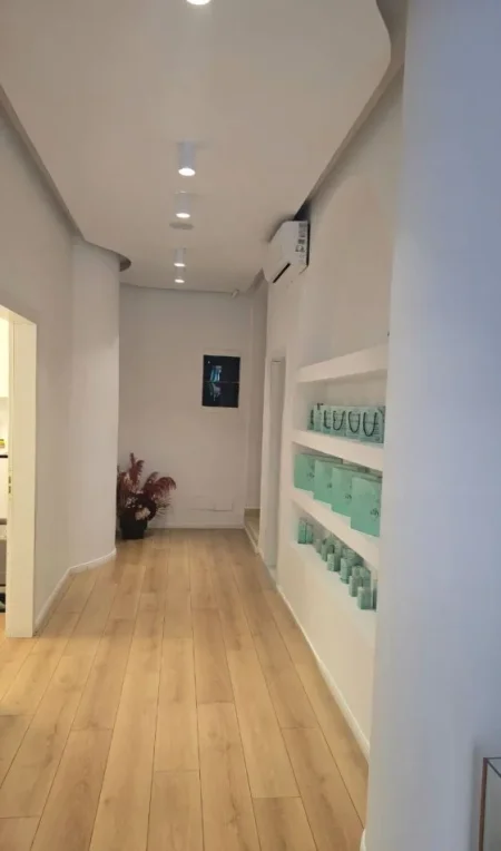 Tirane, jepet me qera apartament Kati 2, 200 m² 