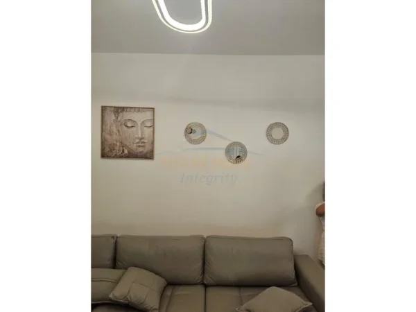 Tirane, jepet me qera apartament 2+1 Kati 1, 800 € 