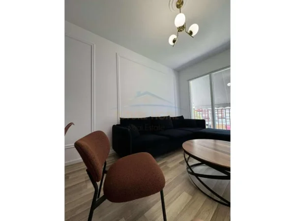 Tirane, jepet me qera apartament 1+1+post parkimi Kati 3, 60 m² 600 €