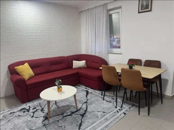Tirane, jepet me qera apartament 1+1+Ballkon Kati 3, 68 m² 500 € (shkolla e kuqe)