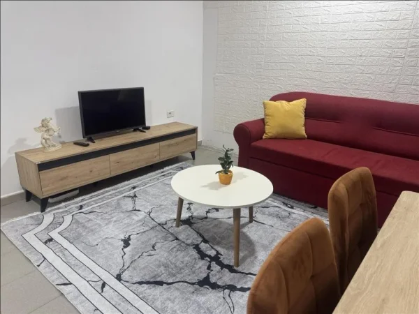 Tirane, jepet me qera apartament 1+1+Ballkon Kati 3, 68 m² 500 € (shkolla e kuqe)