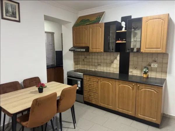 Tirane, jepet me qera apartament 1+1+Ballkon Kati 3, 68 m² 500 € (shkolla e kuqe)