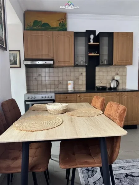 Tirane, jepet me qera apartament 1+1+Ballkon Kati 3, 68 m² 500 € (shkolla e kuqe)