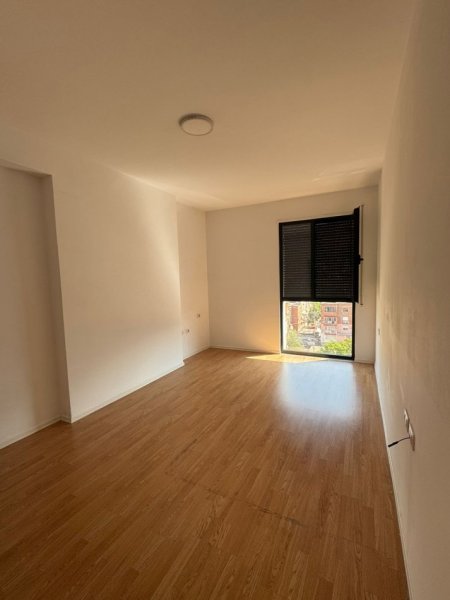 Tirane, jepet me qera zyre Kati 4, 116 m² 600 € (kompleksi zirkon)